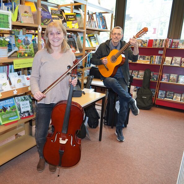 Stadtbüchereileiterin Marion Lombardo (l.) und Musikschulleiter Bernd Golenia präsentieren die Instrumentenbibliothek in der Stadtbücherei Frechen.